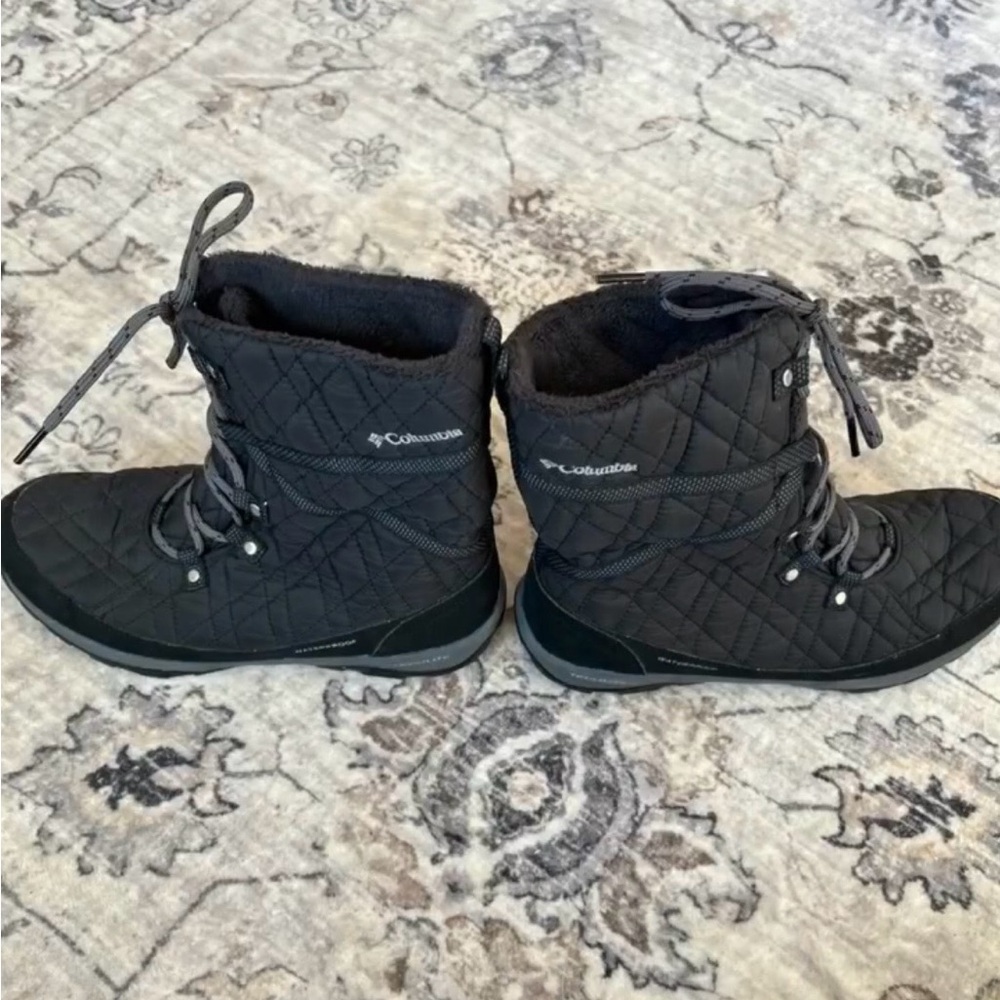 Columbia Women's Black Quilted Lace-Up Boots